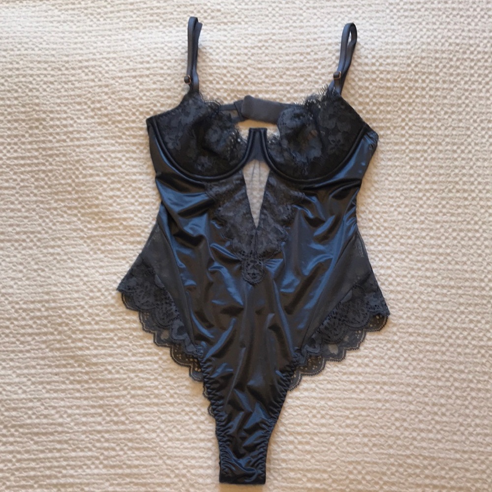 Lacy blue Victoria’s Secret lingerie - size S. Never worn!